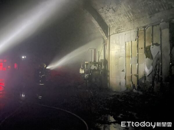 ▲台南市官田區台一線旁一間工廠凌晨發生火警，現場竄出濃煙。（記者林東良翻攝，下同）