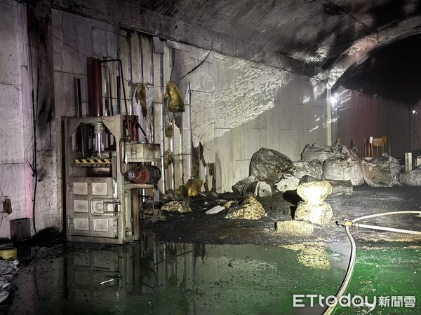 ▲台南市官田區台一線旁一間工廠凌晨發生火警，現場竄出濃煙。（記者林東良翻攝，下同）