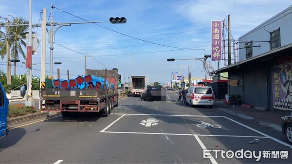 ▲▼曾姓女子駕駛的自小客車，疑似未注意車前狀況，先擦撞路邊臨停車輛，導致其自身車輛當場翻覆，並波及到前方停放的另一輛汽車。（圖／記者吳世龍翻攝）