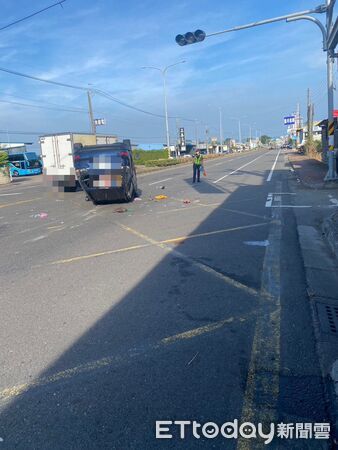 ▲▼曾姓女子駕駛的自小客車，疑似未注意車前狀況，先擦撞路邊臨停車輛，導致其自身車輛當場翻覆，並波及到前方停放的另一輛汽車。（圖／記者吳世龍翻攝）