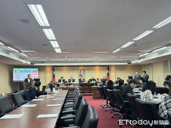 ▲▼立委林國成質疑旅宿業者將旅客當盤子。（圖／記者周湘芸攝）