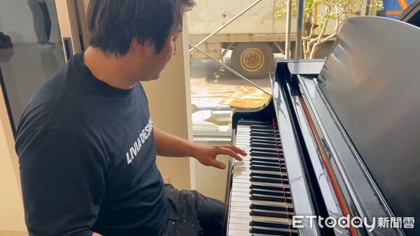 ▲▼雲林油漆師傅即興彈鋼琴&hellip;影片近百萬人看 他揭：為阿嬤學的             。（圖／記者游瓊華翻攝）
