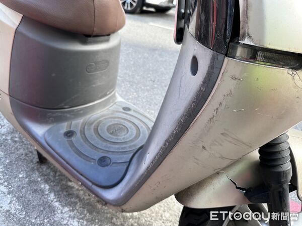 ▲張女三貼送小孩上課，左轉時與對向機車發生碰撞。（圖／記者陸運陞翻攝）