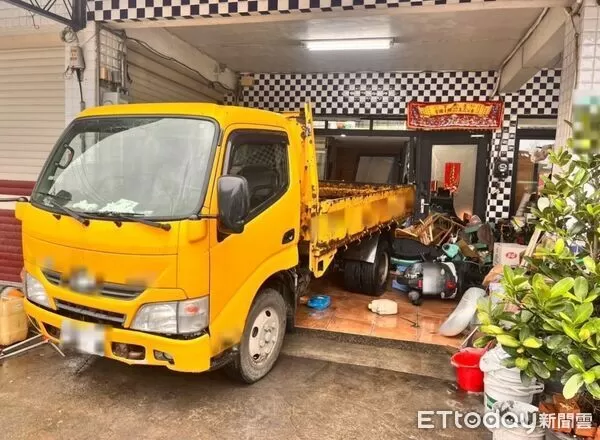▲▼林姓男子開黃色工程車，倒車猛撞停園藝公司門前白色自轎車，猛撞公司落地窗，造成玻璃碎裂一地。（圖／記者游芳男翻攝，下同）