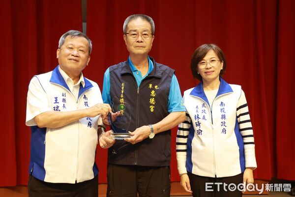 ▲南投縣低碳認證頒獎，草屯惠德宮獲獎。（圖／南投縣政府提供）