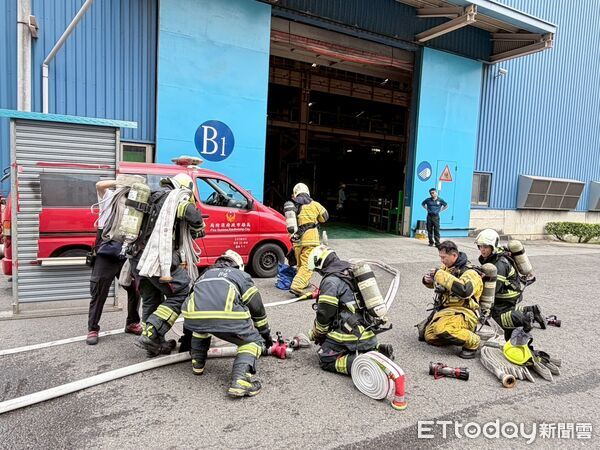 ▲▼為有效提升大型工廠在面對火災等災害時的自主應變能力，及磨練消防人員的專業救災技能，高市消防局第三救災救護大隊於今天(30日)上午，在中鋼鋁業股份有限公司，舉行了一場全面的聯合演練。（圖／記者吳世龍翻攝）