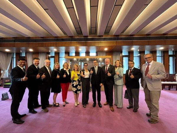 ▲▼外交部政務次長陳明祺（右五）與美國中西部跨州議會領袖訪問團成員合影。（圖／外交部提供）