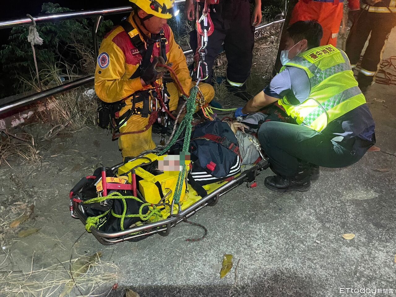 台中19歲女大生騎車過彎撞護欄 摔落6米深邊坡獲救送醫