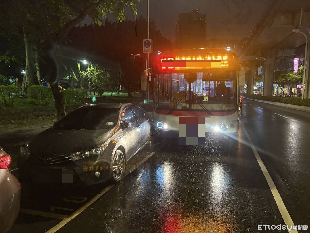 內湖公車突爆胎！撞停車格內2車畫面曝　保時捷Panamera半邊全毀