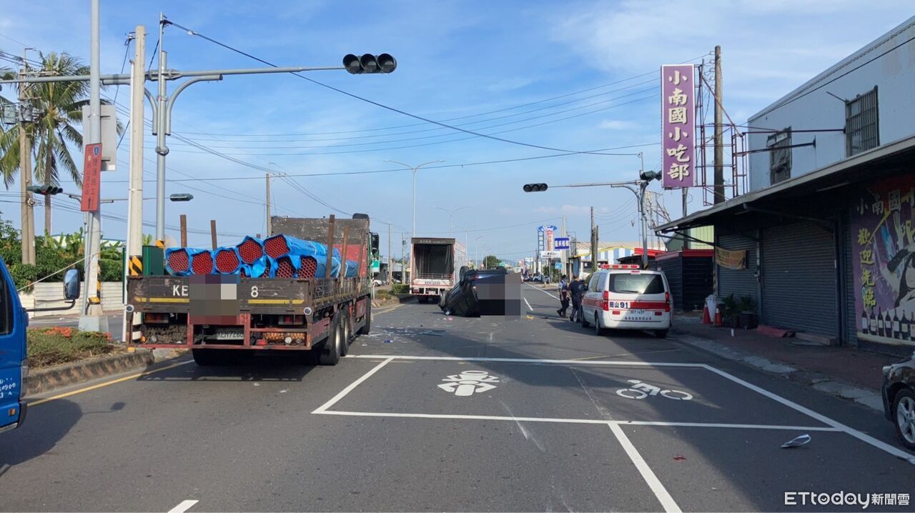 未注意車前狀況釀禍　自小客擦撞路邊車輛當場翻覆釀2傷
