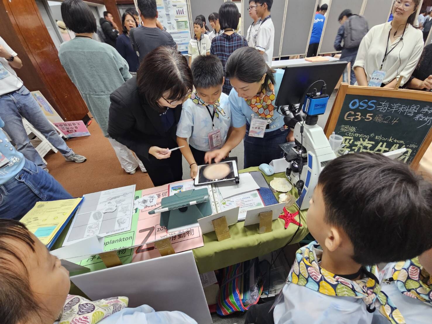 ▲參賽團隊進行現場演示，結合科學實驗與在地生態，引人入勝。（圖／記者游瓊華翻攝）