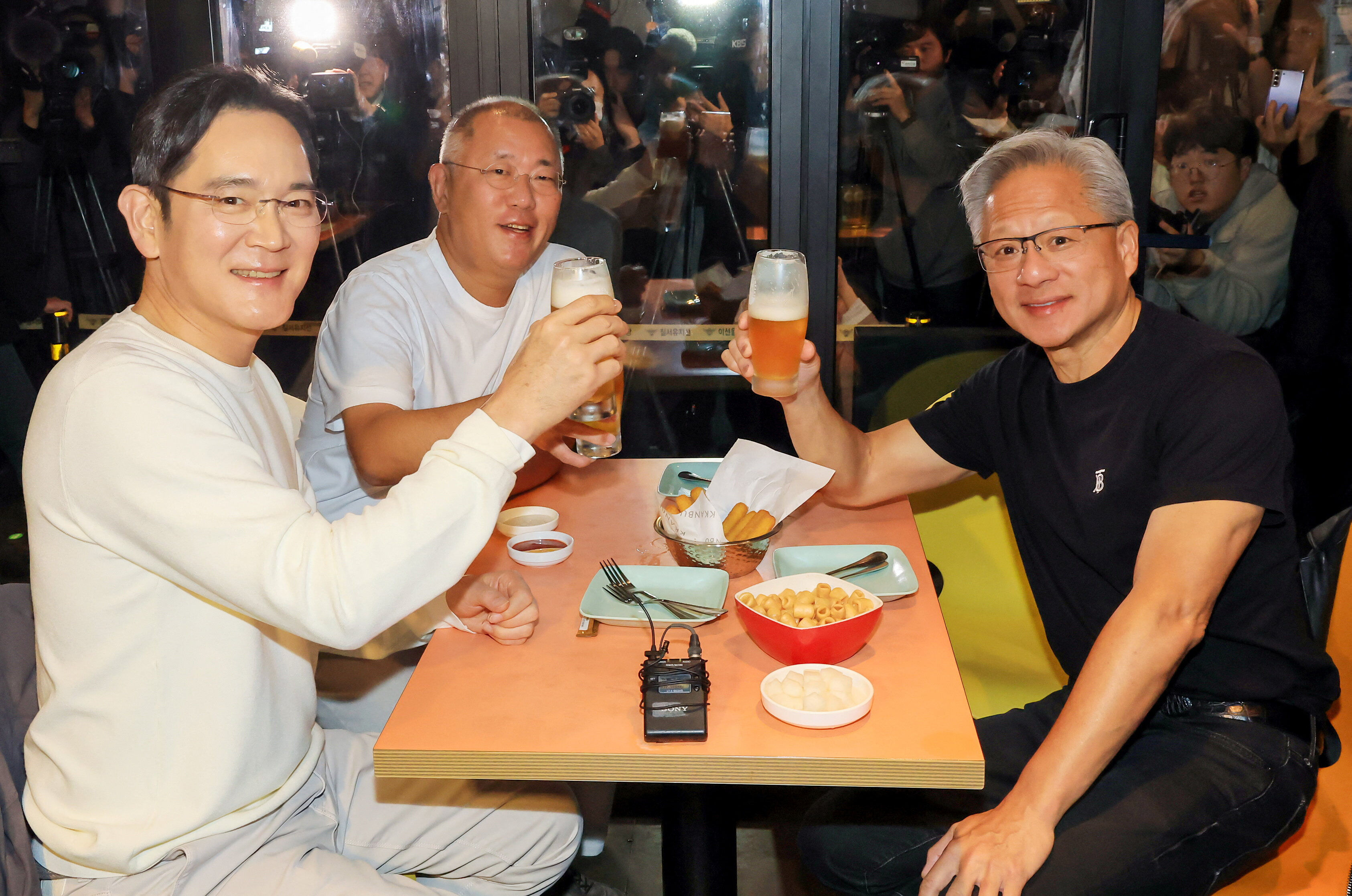 ▲▼黃仁勳炸雞高峰會,李在鎔,鄭義宣。（圖／路透）