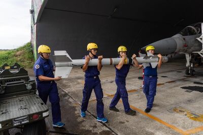 幻象2000武裝掛載　4官兵默契人工裝載魔法二型飛彈