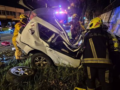 花蓮嚴重自撞車禍！車頂「V字凹陷」6人送醫搶救