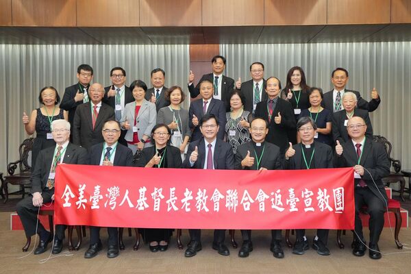 ▲▼外交部長林佳龍10月29日於外交部接待由主席葉芸青帶領的「全美台灣人基督長老教會聯合會返台宣教團」一行二十餘人。（圖／翻攝自Facebook／林佳龍）