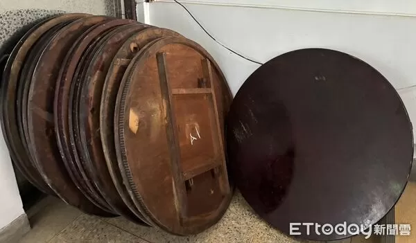 ▲竊賊假看貨真踩點洗劫倉庫，警方科技辦案逮3嫌、追回15張檜木桌和洋酒。（圖／記者楊永盛翻攝）