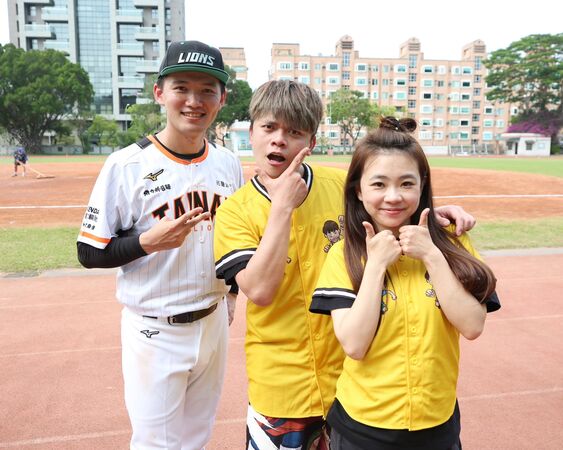 ▲▼蔡阿嘎曬5合照，網驚同框對象都出事。（圖／翻攝自臉書）