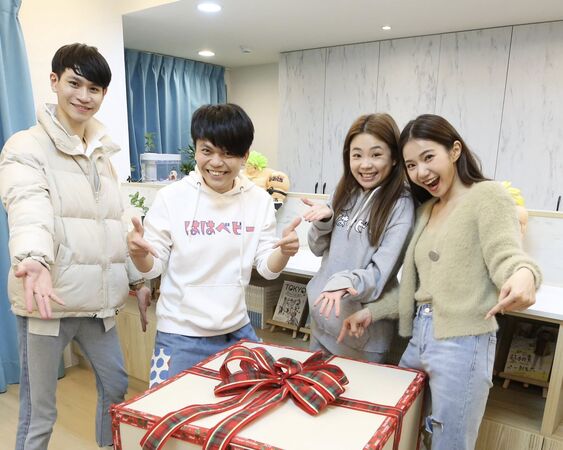 ▲▼蔡阿嘎曬5合照，網驚同框對象都出事。（圖／翻攝自臉書）