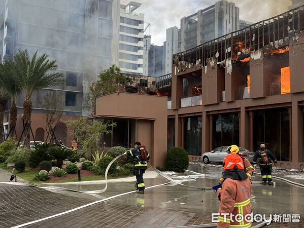 ▲新店央北重劃區指標建案「華固譽誠」接待中心起火。（圖／記者陸運陞翻攝，下同）