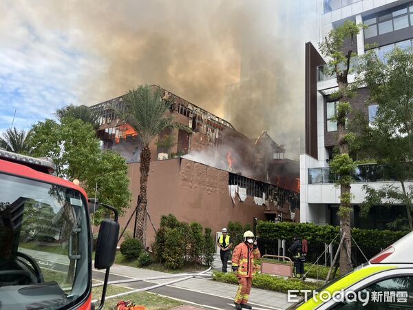 ▲新店央北重劃區指標建案「華固譽誠」接待中心起火。（圖／記者陸運陞翻攝，下同）
