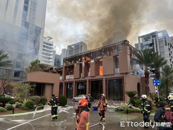 ▲新店央北重劃區指標建案「華固譽誠」接待中心起火。（圖／記者陸運陞翻攝，下同）