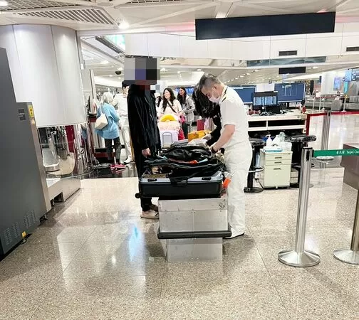 ▲曾姓男子今年5月自美國休士頓購買包裝精美的大麻軟糖，夾帶行李箱返回桃園機場入境檢查時，當場被海關查獲。（資料照／海巡署桃園查緝隊提供）