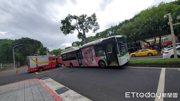 ▲公車行駛中突然偏離車道，整輛車衝上分隔島。（圖／記者黃彥傑攝） 