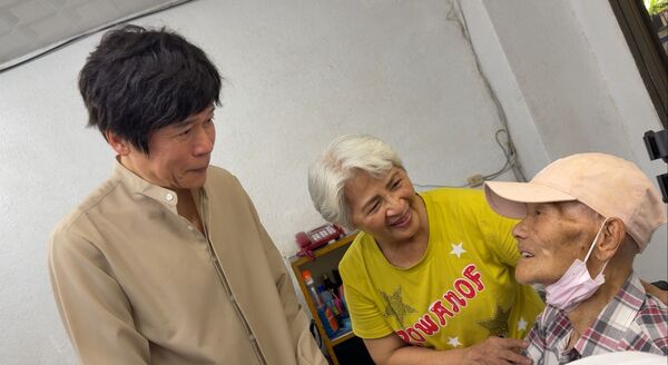 ▲高齡95歲的陳木看見愛徒洪榮宏相當激動。（圖／阿爾發音樂提供）