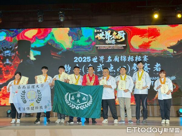 ▲嘉藥生活保健科技系師生遠赴馬來西亞參加「世界名廚錦標賽」，勇奪2特金6金佳績。（記者林東良翻攝，下同）