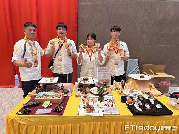 ▲嘉藥生活保健科技系師生遠赴馬來西亞參加「世界名廚錦標賽」，勇奪2特金6金佳績。（記者林東良翻攝，下同）