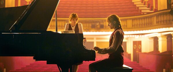 ▲《天才琴手》海選了卡蜜兒拉札（左）和梅蘭妮侯貝爾（右）飾演雙胞胎鋼琴家，意外發現兩人竟然是「閨蜜」。（圖／海鵬提供）