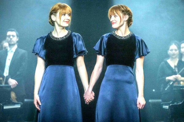 ▲《天才琴手》海選了卡蜜兒拉札（左）和梅蘭妮侯貝爾（右）飾演雙胞胎鋼琴家，意外發現兩人竟然是「閨蜜」。（圖／海鵬提供）