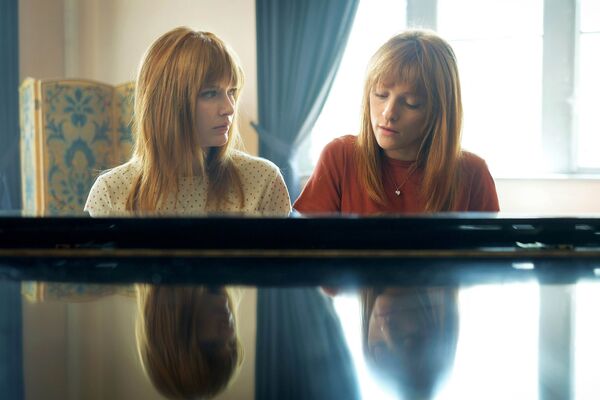 ▲《天才琴手》海選了卡蜜兒拉札（左）和梅蘭妮侯貝爾（右）飾演雙胞胎鋼琴家，意外發現兩人竟然是「閨蜜」。（圖／海鵬提供）