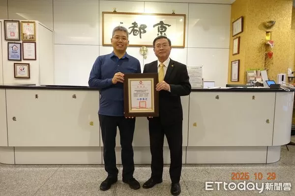 ▲▼▲警員趕現場被撞昏迷，家屬南北奔波，京都商旅免費提供住宿，分局長致贈感謝狀。（圖／記者邱中岳翻攝）