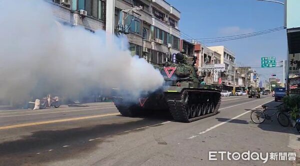 ▲CM11戰車今日又被目擊冒白煙，十軍團澄清為正常現象。（圖／記者游瓊華翻攝）