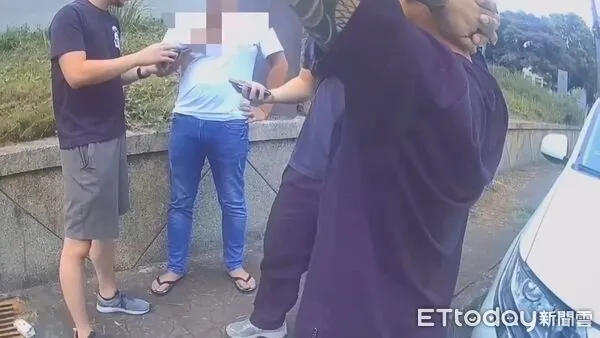 ▲北市信義警方遠赴桃園汽旅逮捕劉姓車手和徐姓通緝犯。（圖／記者張君豪翻攝）