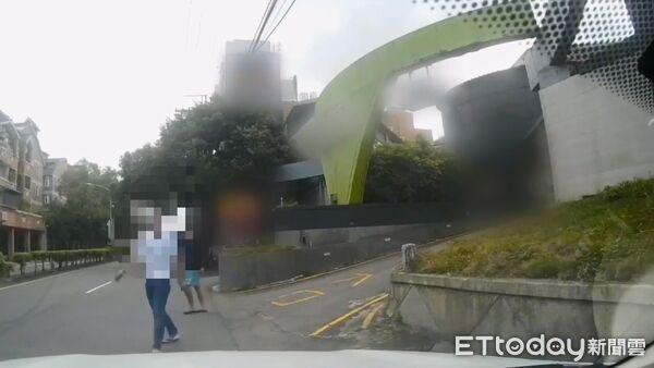 ▲北市信義警方遠赴桃園汽旅逮捕劉姓車手和徐姓通緝犯。（圖／記者張君豪翻攝）