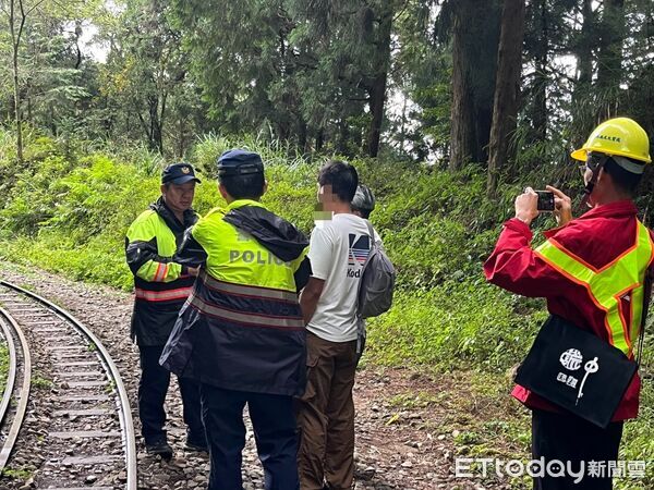 ▲▼林鐵處會同竹崎分局執行取締，今(30)日於眠月線1.8公里處發現2名違法行走軌道遊客            。（圖／記者翁伊森翻攝）