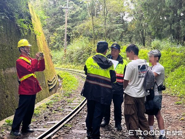 ▲▼林鐵處會同竹崎分局執行取締，今(30)日於眠月線1.8公里處發現2名違法行走軌道遊客            。（圖／記者翁伊森翻攝）