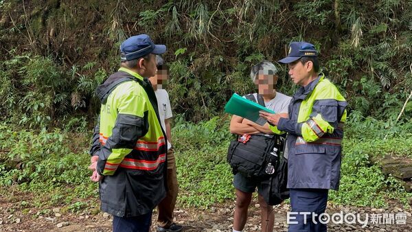▲▼林鐵處會同竹崎分局執行取締，今(30)日於眠月線1.8公里處發現2名違法行走軌道遊客            。（圖／記者翁伊森翻攝）
