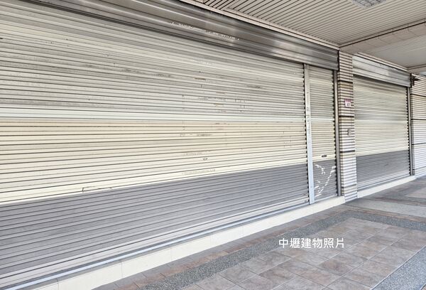 ▲執行署桃園分署預計11/11舉行公開拍賣不法所得，其中位於中壢區自強一路「亞爵麗緻社區」1樓金店面外觀。（圖／桃園分署提供）