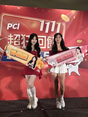 ▲朴旻曙(左起)、安芝儇、禹洙漢跟河智媛一起出席活動。（圖／記者葉文正攝）