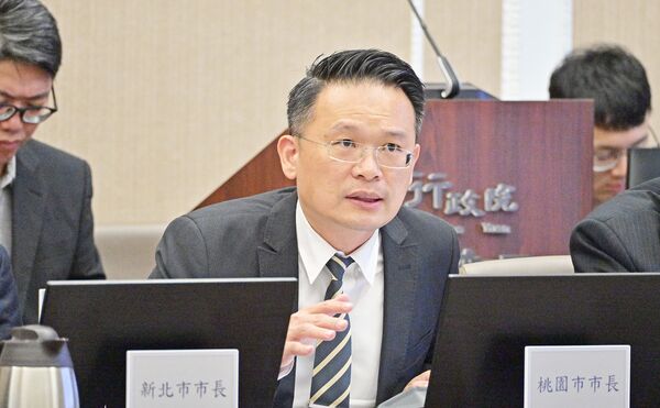 ▲桃園市副市長蘇俊賓今天出席行政院會，針對非洲豬瘟防疫措施提出建言。（圖／行政院提供）