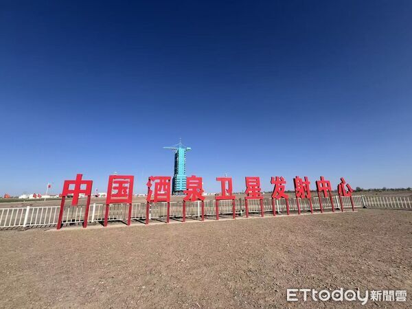 ▲▼  酒泉衛星發射基地、神舟21號、中間周亞強（中間男士） 中國載人航天工程辦公室高級工程師吳斌中國載人航天工程航天員系統副總設計師韓培中國科學院空間應用與工程中心高級工程師           。（圖／記者任以芳攝）