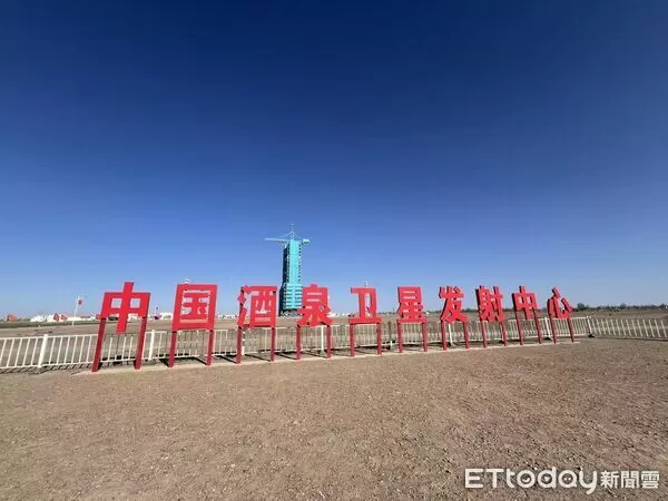 ▲▼  酒泉衛星發射基地、神舟21號、中間周亞強（中間男士） 中國載人航天工程辦公室高級工程師吳斌中國載人航天工程航天員系統副總設計師韓培中國科學院空間應用與工程中心高級工程師           。（圖／記者任以芳攝）