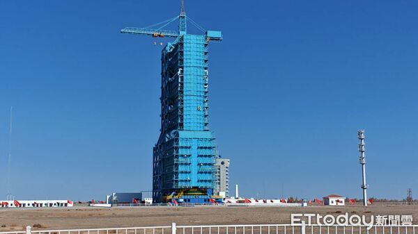 ▲▼  酒泉衛星發射基地、神舟21號、中間周亞強（中間男士） 中國載人航天工程辦公室高級工程師吳斌中國載人航天工程航天員系統副總設計師韓培中國科學院空間應用與工程中心高級工程師           。（圖／記者任以芳攝）