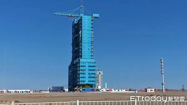 ▲▼  酒泉衛星發射基地、神舟21號、中間周亞強（中間男士） 中國載人航天工程辦公室高級工程師吳斌中國載人航天工程航天員系統副總設計師韓培中國科學院空間應用與工程中心高級工程師           。（圖／記者任以芳攝）