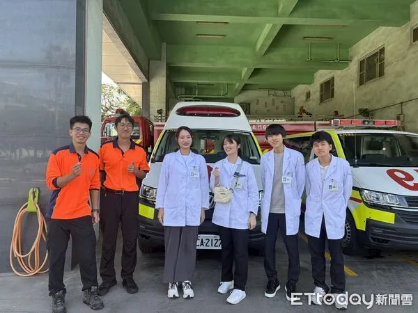 ▲日籍醫學生參訪台南市消防局第七大隊東門分隊，體驗現場救護技術操作與應變流程。（記者林東良翻攝，下同）