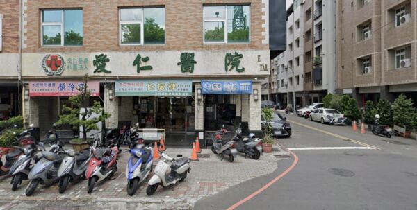 ▲高雄老字號的愛仁醫院被人檢舉管制藥品登記疏失             。（圖／翻攝google街景）