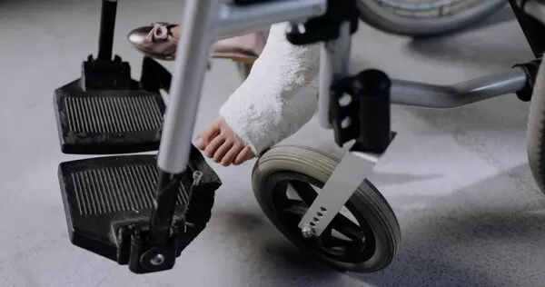 金門一名女子在搬重物時腳後跟劇痛，以為只是拉傷，休息後會自行痊癒，未料半年後小腿越來越細。（示意圖／翻攝Pexels）